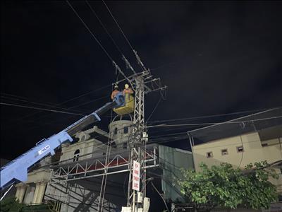 Tổng công ty Điện lực miền Trung nỗ lực khắc phục sự cố điện do bão số 5 gây ra